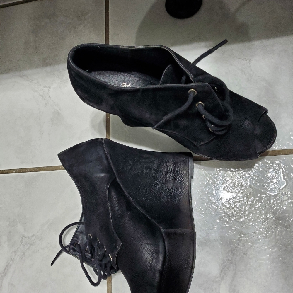 Shoe - Picture 3 of 4